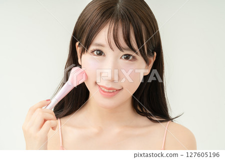 年輕女子使用腮紅刷 127605196
