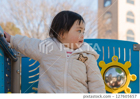 [相模原市麻溝公園兒童遊樂場，一歲兒童在溜滑梯上玩耍] 127605657