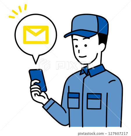 一名身穿工作服的男子正在用智慧型手機接收電子郵件 127607217