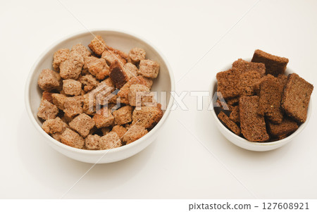 Spicy and salty crackers in cups. Bread snacks. Spicy and salty crackers in cups. Bread snacks. 127608921