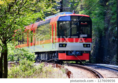 A railway line to "Kurama, Kibune" and "Mount Hiei"... Eizan Electric Railway's 900 series "Kirara" panoramic car with a mountain railway feel 127609056