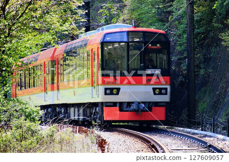 A railway line to "Kurama, Kibune" and "Mount Hiei"... Eizan Electric Railway's 900 series "Kirara" panoramic car with a mountain railway feel A railway line to "Kurama, Kibune" and "Mount Hiei"... Eizan Electric Railway's 900 series "Kirara" panoramic car with a mountain railway feel 127609057