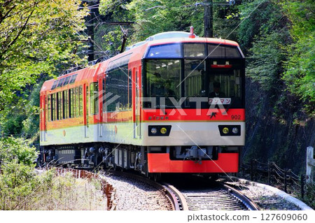 A railway line to "Kurama, Kibune" and "Mount Hiei"... Eizan Electric Railway's 900 series "Kirara" panoramic car with a mountain railway feel 127609060