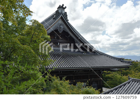 Eikando Zenrinji Temple - View of the Goei-do Hall from the Kaisan-do Hall (Sakyo Ward, Kyoto City) 127609759
