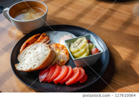 Western-style breakfast set of bread and fruit Western-style breakfast set of bread and fruit 127610064