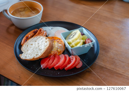 Western-style breakfast set of bread and fruit 127610067