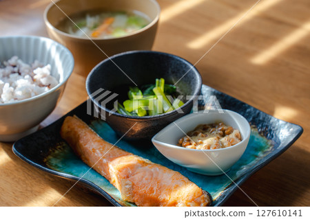 Grilled salmon and natto Japanese breakfast set 127610141