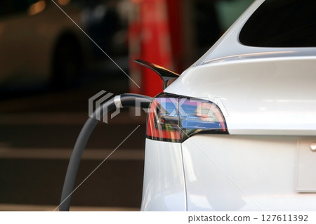 電動汽車充電 電動汽車充電 127611392