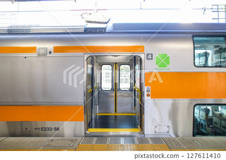 中央線、快速列車、綠色車廂 中央線、快速列車、綠色車廂 127611410