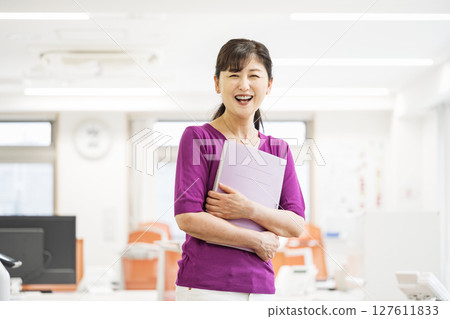 Portrait of a woman in her 50s working in an office 127611833