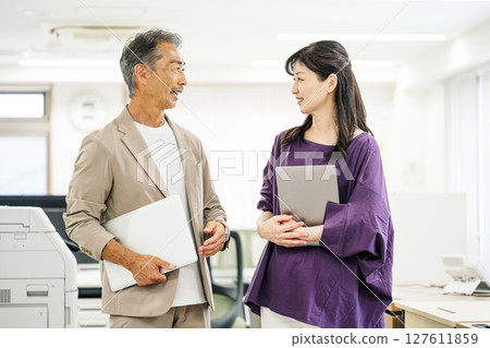 中年男女商人在辦公室交談 127611859