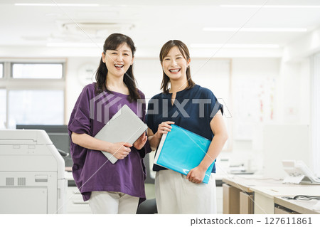 一位穿著休閒服在辦公室工作的職業女性 127611861