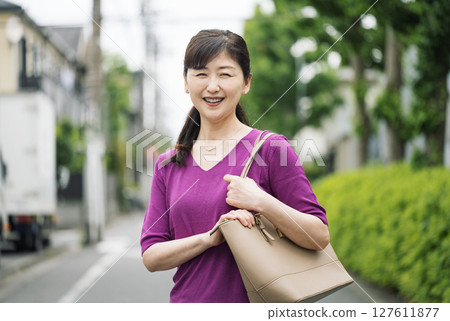 一位 50 多歲中年婦女的戶外肖像 127611877