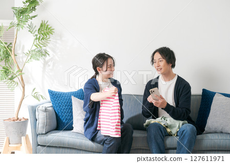一對夫婦正在整理不需要的物品 127611971