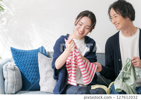 一對夫婦整理衣服 127612032