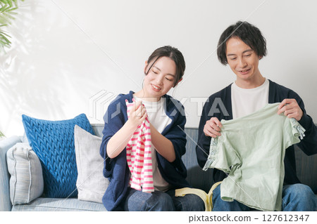 一對夫婦整理衣服 127612347