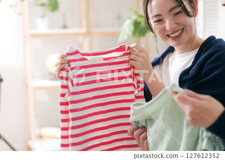 A couple organizing their clothes 127612352
