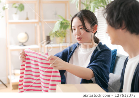 A couple organizing their clothes 127612372