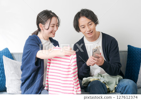 一對夫婦整理衣服 127612374