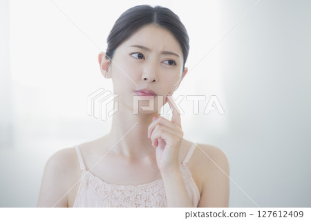 一名年輕女子正在做皮膚護理 127612409