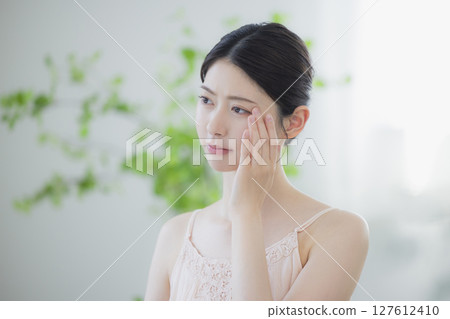 一名年輕女子正在做皮膚護理 127612410