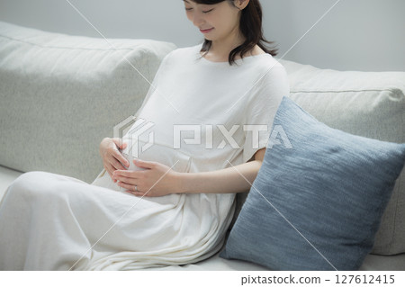 客廳裡的孕婦 127612415