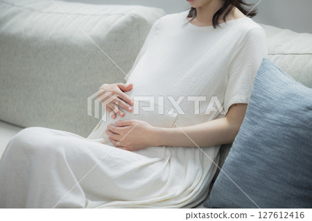 客廳裡的孕婦 127612416