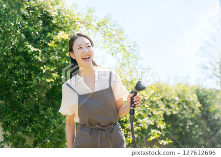 女人在花園裡澆水 127612696