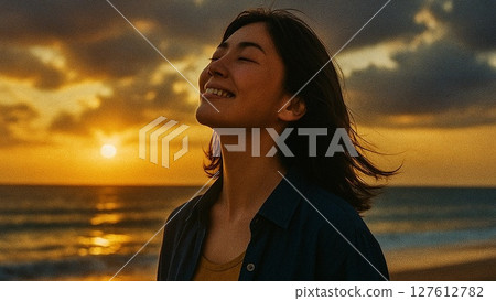 海岸寧靜，黃昏時分在海灘深呼吸 127612782