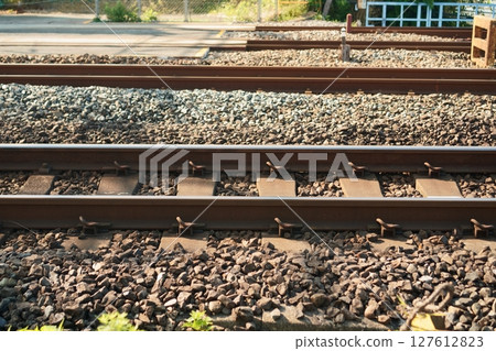 鐵路軌邊和枕木的特寫 127612823