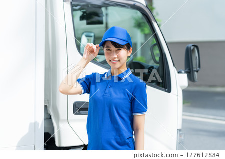 Young woman driver 127612884