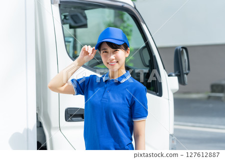 年輕女司機 127612887