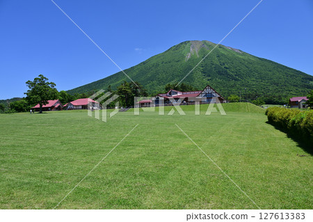 Scenery of a ranch with Mt. Daisen in the background, Mt. Daisen Makiba Milk Village, Tottori Prefecture Scenery of a ranch with Mt. Daisen in the background, Mt. Daisen Makiba Milk Village, Tottori Prefecture 127613383
