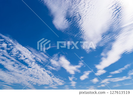 藍天中飄浮的波浪和鱗片狀的雲朵 藍天中飄浮的波浪和鱗片狀的雲朵 127613519