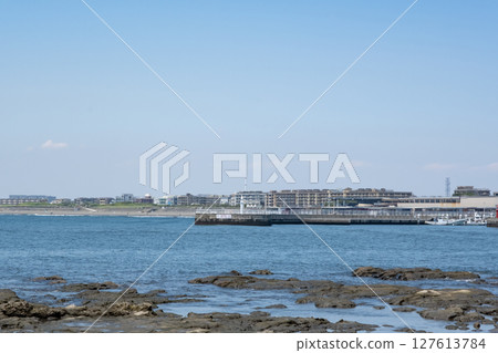 從江之島看的片瀨西濱海灘 從江之島看的片瀨西濱海灘 127613784