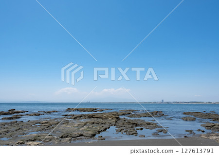 從江之島看的片瀨西濱海灘 從江之島看的片瀨西濱海灘 127613791