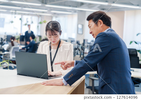 女商人在辦公室對老闆生氣 女商人在辦公室對老闆生氣 127614096