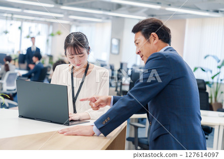 女商人在辦公室對老闆生氣 127614097