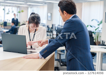 女商人在辦公室對老闆生氣 127614098