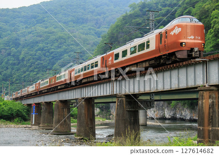 Limited Express "Yakumo" (JR West 273 series) crossing the 7th Takahashigawa Bridge 127614682