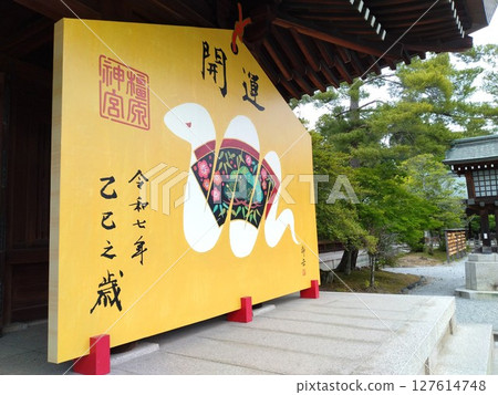 The approach to the historic Kashihara Shrine, Nara Prefecture The approach to the historic Kashihara Shrine, Nara Prefecture 127614748