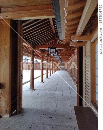 奈良縣歷史悠久的橛原神社的入口 奈良縣歷史悠久的橛原神社的入口 127614752