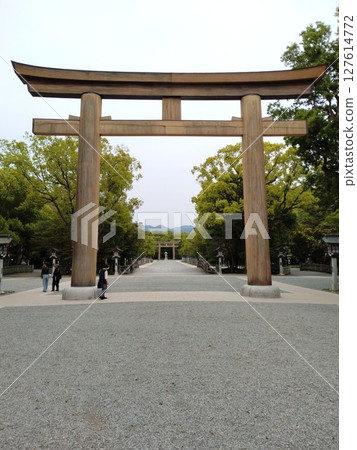 The approach to the historic Kashihara Shrine, Nara Prefecture The approach to the historic Kashihara Shrine, Nara Prefecture 127614772