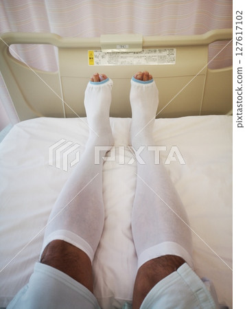 在醫院病房的床上 在醫院病房的床上 127617102