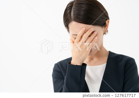 一位憂心忡忡的女人摀住了眼睛 127617717