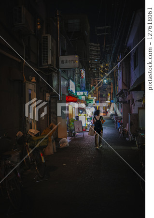 夜晚走在小巷裡的女人和復古的昭和街景 127618061