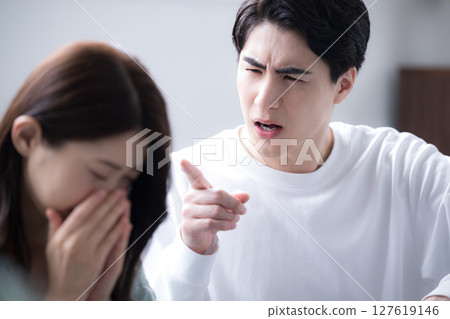 夫妻之間爭吵和憤怒騷擾的圖片,例如道德騷擾 夫妻之間爭吵和憤怒騷擾的圖片,例如道德騷擾 127619146