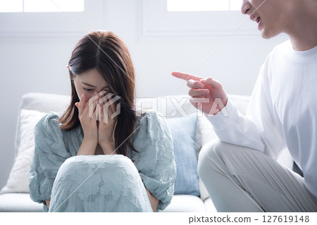 夫妻之間爭吵和憤怒騷擾的圖片橫幅，例如道德騷擾 127619148