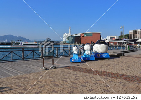 從嘉門碼頭的甲板走道上眺望入港渡輪和海峽館方向(山口縣下關市) 從嘉門碼頭的甲板走道上眺望入港渡輪和海峽館方向(山口縣下關市) 127619152