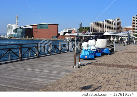 View of Arcaport and Kaikyokan from the deck walkway of Kamon Wharf (Shimonoseki City, Yamaguchi Prefecture) 127619154